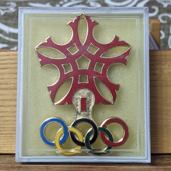 1988 Calgary Olympics Pin - Large Vintage Olympic Rings and Snowflake Brooch - Picture 4 of 6